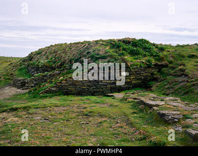 Exterior view SW of Isbister Neolithic chambered cairn, Orkney, Scotland, UK, showing the oval cairn with entrance passage facing E out to sea on L. Stock Photo