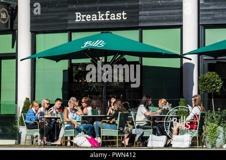 People eating outside of Bill's restaurant Bullring, Birmingham, West Midlands, England, U.K. Stock Photo