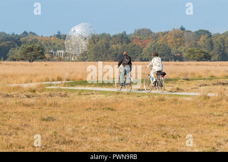 Drenth, Dwingelderveld National Park Netherlands, couple cycling towards Dwingeloo Radio Telescope Stock Photo