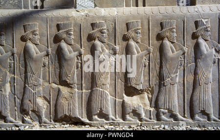 Persepolis. Reliefs of the monumental stairways of the Apadana or Audience Hall (5th-6th centuries BC). Relief of the Immortals, Persian imperial guard with spears and shields, detail. Xerxes I (486-465 BC) and Artaxerxes I (464-425 BC) period. Islamic Republic of Iran. Stock Photo