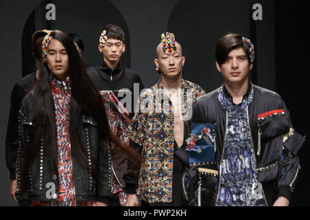 Tokyo, Japan. 17th Oct, 2018. Models wearing fashion brand ACUOD by CHANU walk down the catwalk during the Amazon Fashion Week TOKYO 2019 S/S collection at Omotesando Hills in Tokyo. The Amazon Fashion Week TOKYO 2019 Spring/Summer collection runs from October 15 to 21. Credit: Rodrigo Reyes Marin/ZUMA Wire/Alamy Live News Stock Photo
