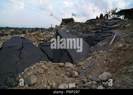 Palu, Central Sulawesi, INDONESIA. 17th Oct, 2018. PALU, INDONESIA - OCTOBER 17, 2018 : A view of cracked and collapsed asphalt road due to liquefaction at Balaroa Village in Palu, Central Sulawesi Province, Indonesia. The tsunami which was preceded by a magnitude 7.4 earthquake on Scala Richter on September 28, 2018 killed thousands of people and made the coastal tourist area destroyed. Credit: Sijori Images/ZUMA Wire/Alamy Live News Stock Photo