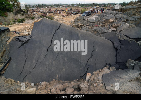 Palu, Central Sulawesi, INDONESIA. 17th Oct, 2018. PALU, INDONESIA - OCTOBER 17, 2018 : A view of cracked and collapsed asphalt road due to liquefaction at Balaroa Village in Palu, Central Sulawesi Province, Indonesia. The tsunami which was preceded by a magnitude 7.4 earthquake on Scala Richter on September 28, 2018 killed thousands of people and made the coastal tourist area destroyed. Credit: Sijori Images/ZUMA Wire/Alamy Live News Stock Photo