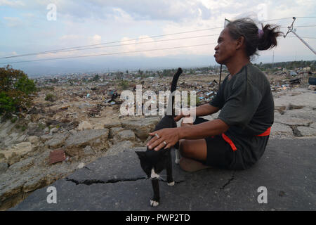 Palu, Central Sulawesi, INDONESIA. 17th Oct, 2018. PALU, INDONESIA - OCTOBER 17, 2018 : A view of cracked and collapsed asphalt road due to liquefaction at Balaroa Village in Palu, Central Sulawesi Province, Indonesia. The tsunami which was preceded by a magnitude 7.4 earthquake on Scala Richter on September 28, 2018 killed thousands of people and made the coastal tourist area destroyed. Credit: Sijori Images/ZUMA Wire/Alamy Live News Stock Photo