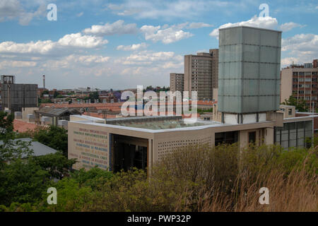 Johannesburg, South Africa, 17 October, 2018. Clouds roll in over the Constitutional Court in South Africa, on Wednesday afternoon. The Nugent Commission of Inquiry into the South African Revenue Service (SARS) continued in Pretoria, despite a Constitutional Court application by suspended tax boss Tom Moyane to have it halted. The Constitutional Court is situated on Constitution Hill, where the Apartheid government in the past held prisoners, including Nelson Mandela. Credit: Eva-Lotta Jansson/Alamy Live News Stock Photo