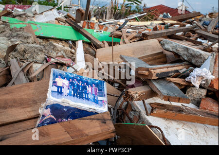 Sigi, Indonesia. 17th Oct, 2018. Damaged buildings are seen in Petobo village area after the earthquake. A deadly earthquake measuring 7.5 magnitude and the tsunami wave caused by it has destroyed the city of Palu and much of the area in Central Sulawesi. According to the officials, death toll from devastating quake and tsunami rises to 2088, around 5000 people in hospitals are seriously injured and some 62,000 people have been displaced. Credit: SOPA Images Limited/Alamy Live News Stock Photo