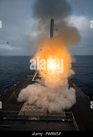 180816-N-LI768-1016  PACIFIC OCEAN (August 16, 2018) The guided missile destroyer USS Dewey (DDG 105) conducts a tomahawk missile flight test while underway in the western Pacific. NAVAIR Public Release 2018-849. Distribution Statement A - “Approved for public release, distribution is unlimited.” (U.S. Navy photo by Mass Communication Specialist 2nd Class Devin M. Langer) Stock Photo