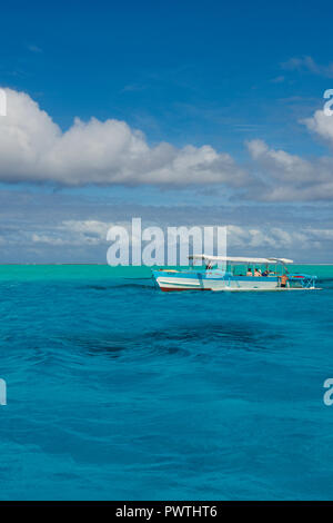 Tourist boat in the turquoise lagoon of Bora Bora, Französisch-Polynesien Stock Photo