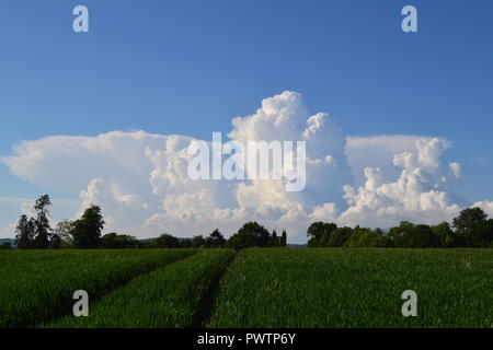 Kent countryside between Chiddingstone and Penshurst, Kent. Looking north to a violent thunderstorm 70 miles away over north London/Herts. Eden Valley Stock Photo