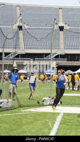 U.S. Air Force Maj. Stacie Shafran, a public affairs officer from Denver Colo., throws a discus during a standing shot put event at the 2017 Warrior Games Soldier Field, Chicago, Ill., July 5, 2017. Approximately 265 seriously wounded, ill and injured service members and veterans will participate in this year’s competition, representing the Army, Marine Corps, Navy, Coast Guard, Air Force and U.S. Special Operations Command. Shafran would go on to win the silver medal in her category. Stock Photo