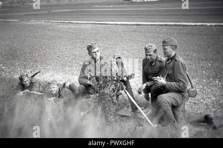 Wehrmacht Heer Granatwerfer GrW 34 8,1 cm,81 mm / German Army grenade launcher or mortar 8,1cm, 81mm Stock Photo