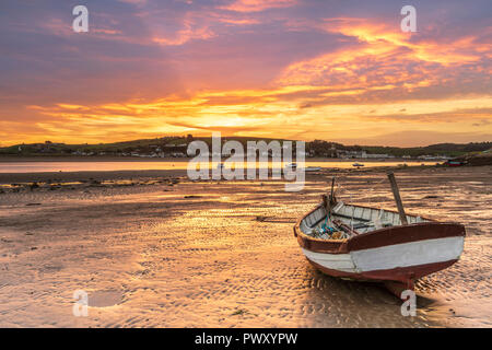 River Torridge, Appledore. 18th Oct 2018. UK Weather - October 18th. After a mild night, the little boats on the River Torridge estuary are lit up by a wonderful sunrise over  Appledore, as the weather in the South West looks to remain dry and mild for the next few days. Credit: Terry Mathews/Alamy Live News Stock Photo