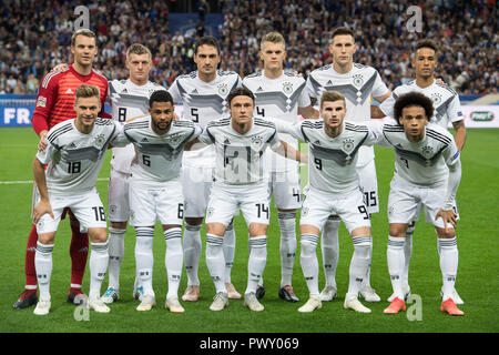 Paris, Frankreich. 17th Oct, 2018. ORleft to right goalkeeper Manuel NEUER (GER), Toni KROOS (GER), Mats HUMMELS (GER), Matthias GINTER (GER), Niklas SUELE (Svºle, GER), Thilo KEHRER (GER), uRleft to right Joshua KIMMICH (GER), Serge GNABRY (GER), Nico SCHULZ (GER), Timo WERNER (GER), Leroy SANE (GER), team photo, group picture, team picture, team picture, full figure, landscape, Soccer Laender, Nations League, France (FRA) - Germany (GER) 2: 1, on 16.10.2018 at the Stade de France, in Paris/France. ¬ | usage worldwide Credit: dpa/Alamy Live News Stock Photo