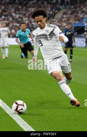 Paris, Frankreich. 17th Oct, 2018. Leroy SANE (GER) with Ball, Single Action with Ball, Action, Full Character, Vertical, Soccer Laender, Nations League, France (FRA) - Germany (GER) 2: 1, on 16.10.2018 at Stade de France, in Paris/France. ¬ | usage worldwide Credit: dpa/Alamy Live News Stock Photo