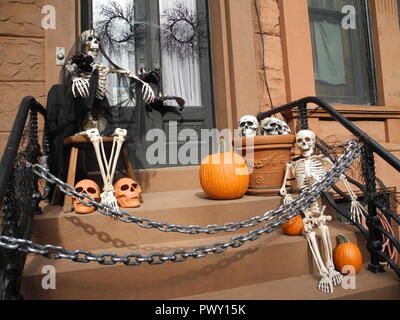 New York, USA. 16th Oct, 2018. A house entrance is decorated with pumpkins and skeletons before the annual Halloween spook festival. Two weeks before the Halloween Horror Festival on 31.10.2018 the Americans are again preparing for spooky nights. Since the beginning of October, many people in the USA have been decorating their entrances to their homes with spirits, spiders and skeletons to tune in to the annual spook. Credit: Johannes Schmitt-Tegge/dpa/Alamy Live News Stock Photo