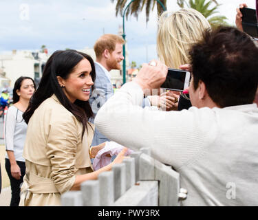 Melbourne, Australia. 18th Oct 2018. Duke and Duchess of Sussex visit Melbourne, Australia 18 Oct 2018 Meghan receives a gift of a pink baby outfit from a well wisher Credit: Robyn Charnley/Alamy Live News Stock Photo