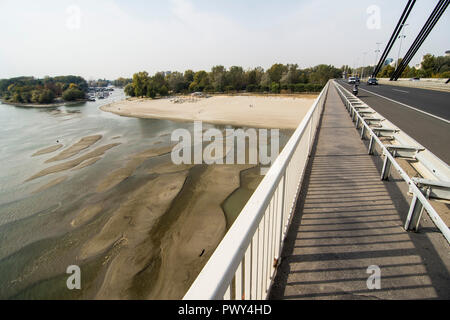 Novi Sad, Serbia 18 October 2018 The very low water level of the Danube river made sandbanks near city of Novi Sad in Serbia Credit: Nenad Mihajlovic/Alamy Live News Stock Photo