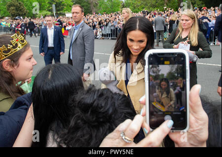 Melbourne, Australia in Melbourne. 18th Oct, 2018. Britain's Meghan (R, front), Duchess of Sussex, greets people during the visit to Australia in Melbourne, Oct. 18, 2018. Credit: Bai Xue/Xinhua/Alamy Live News Stock Photo