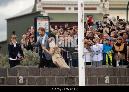 Melbourne, Australia in Melbourne. 18th Oct, 2018. Britain's Prince Harry (L, front), Duke of Sussex and his wife Meghan (R, front), Duchess of Sussex, greet people during their visit to Australia in Melbourne, Oct. 18, 2018. Credit: Bai Xue/Xinhua/Alamy Live News Stock Photo