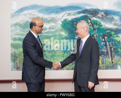 Beijing, China. 18th Oct, 2018. Chinese Vice Premier Liu He (R) meets with Singaporean Deputy Prime Minister Tharman Shanmugaratnam in Beijing, capital of China, Oct. 18, 2018. Credit: Zhai Jianlan/Xinhua/Alamy Live News Stock Photo