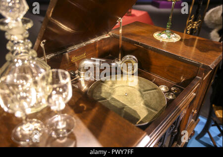 Davenport, Iowa, USA. 5th Oct, 2018. A phonograph completes the ''Miss Fisher Mysteries'' display in the ''Literary Heroines'' exhibit at the Putnam Museum in Davenport on Friday, Oct. 5, 2018. Credit: Andy Abeyta, Quad-City Times/Quad-City Times/ZUMA Wire/Alamy Live News Stock Photo