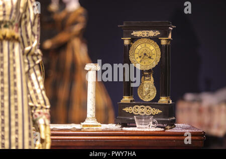 Davenport, Iowa, USA. 5th Oct, 2018. An old clock is seen as a part of the ''Pride and Prejudice'' display in the ''Literary Heroines'' exhibit at the Putnam Museum in Davenport on Friday, Oct. 5, 2018. Credit: Andy Abeyta, Quad-City Times/Quad-City Times/ZUMA Wire/Alamy Live News Stock Photo