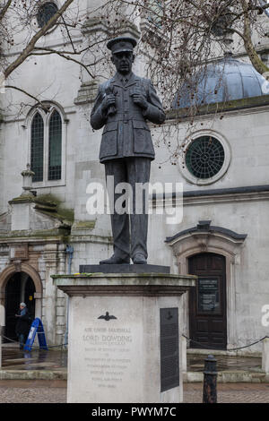 Lord Hugh Dowding statue, outside the St Clement Danes Church , the Strand, London Stock Photo