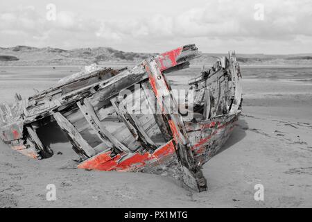 Colorsplash photo of the shipwreck on the beach at Crow point in Devon Stock Photo