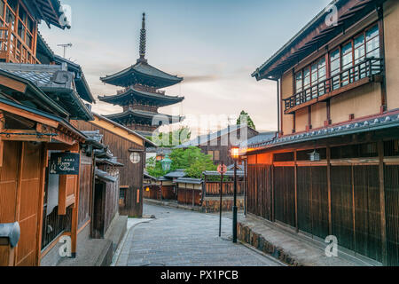 Kyoto Japan - Yasaka Pagoda Old Japanese town Stock Photo