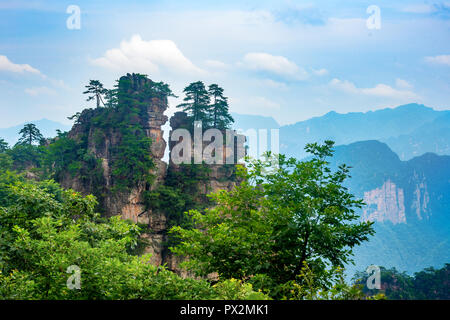 Sandstone mountains viewed from the trail from the 10 Mile Natural Gallery to Tianzi Mountain. Wulingyuan Scenic Area, Zhangjiajie, Hunan, China. Stock Photo