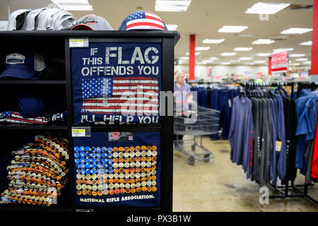 USA, Virginia, Front Royal, super market rural king, T-shirts with NRA National Rifle Association advertisement, stars and stripes, national flag of the United States Stock Photo