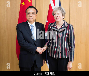Brussels, Belgium. 19th Oct, 2018. Chinese Premier Li Keqiang (L) meets with British Prime Minister Theresa May on the sidelines of the 12th Asia-Europe Meeting (ASEM) Summit in Brussels, Belgium, Oct. 19, 2018. Credit: Huang Jingwen/Xinhua/Alamy Live News Stock Photo