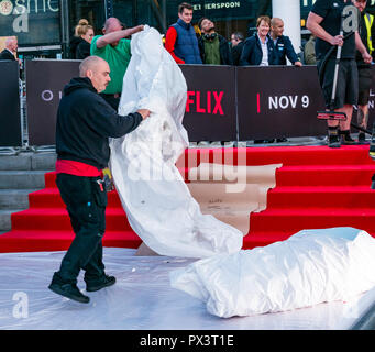 Vue Omni, Leith Walk, Edinburgh, Scotland, United Kingdom, 19th October 2018. Stars attend the Scottish premiere of Netflix Outlaw King. The red carpet is laid out the for the cast and team producing Netflix’s latest blockbuster film, Last minute preparations preparing the red carpet Stock Photo