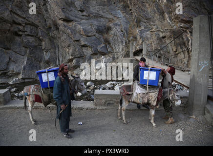 Panjshir, Afghanistan. 19th Oct, 2018. Workers of Afghan Independent Election Commission (IEC) transport election materials in Abdullah Khil valley of Dara district of Panjshir province, eastern Afghanistan, on Oct. 19, 2018. Afghanistan will hold elections for Wolesi Jirga or the lower house of the parliament on Saturday amid serious security challenges. Credit: Rahmat Alizadah/Xinhua/Alamy Live News Stock Photo