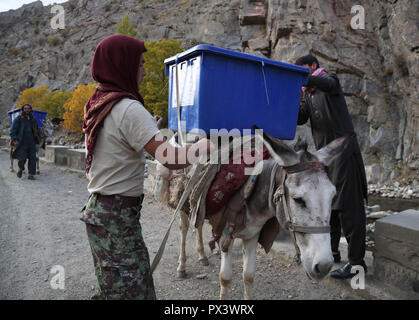 Panjshir, Afghanistan. 19th Oct, 2018. Workers of Afghan Independent Election Commission (IEC) transport election materials in Abdullah Khil valley of Dara district of Panjshir province, eastern Afghanistan, on Oct. 19, 2018. Afghanistan will hold elections for Wolesi Jirga or the lower house of the parliament on Saturday amid serious security challenges. Credit: Rahmat Alizadah/Xinhua/Alamy Live News Stock Photo