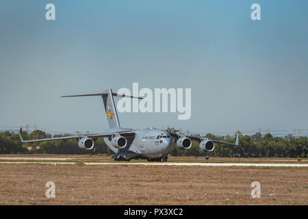 Los Alamitos, CA. USAF C-17 Globemaster III taxis through the heat waves on the runway from Joint Forces Training Base Los Alamintos for the Great Pacific Air Show on October, 19, 2018. Credit: Benjamin Ginsberg Credit: Benjamin Ginsberg/Alamy Live News Stock Photo