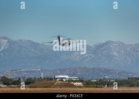 Los Alamitos, CA. USAF C-17 Globemaster III takes off through the heat waves on the runway at Joint Forces Training Base Los Alamintos for the Great Pacific Air Show on October, 19, 2018. Credit: Benjamin Ginsberg Credit: Benjamin Ginsberg/Alamy Live News Stock Photo