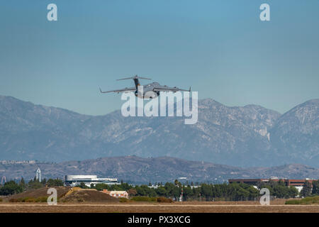 Los Alamitos, CA. USAF C-17 Globemaster III takes off through the heat waves on the runway at Joint Forces Training Base Los Alamintos for the Great Pacific Air Show on October, 19, 2018. Credit: Benjamin Ginsberg Credit: Benjamin Ginsberg/Alamy Live News Stock Photo