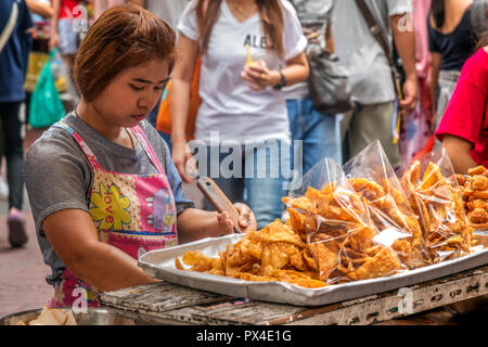 Street food stall, Yaowarat Road, Chinatown, Bangkok, Thailand Stock Photo