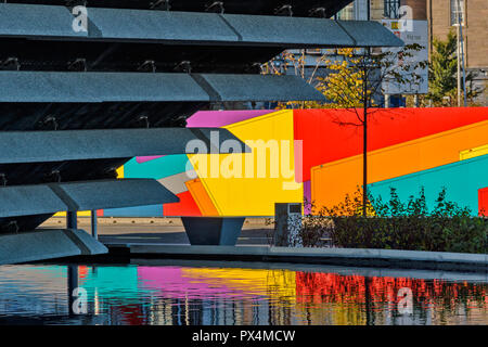 V & A MUSEUM OF DESIGN DUNDEE SCOTLAND COLOURFUL SCREENS AND REFLECTIONS IN A POOL Stock Photo