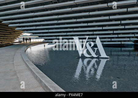 V & A MUSEUM OF DESIGN DUNDEE SCOTLAND THE ARCHWAY AND POOL WITH SIGN REFLECTIONS Stock Photo