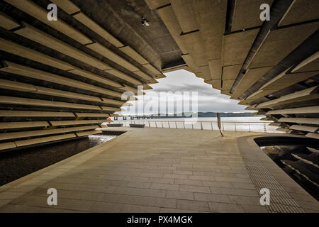 V & A MUSEUM OF DESIGN DUNDEE SCOTLAND THE ARCHWAY LOOKING ACROSS THE TAY ESTUARY TO THE ROAD BRIDGE Stock Photo