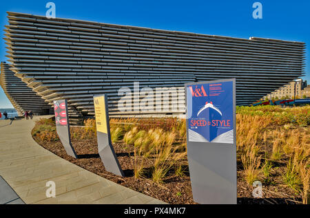 V & A MUSEUM OF DESIGN DUNDEE SCOTLAND THE BUILDING GRASS GARDEN AND SIGNS Stock Photo