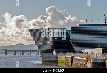 V & A MUSEUM OF DESIGN DUNDEE SCOTLAND THE BUILDING OVERLOOKING THE TAY ESTUARY AND RAILWAY BRIDGE Stock Photo