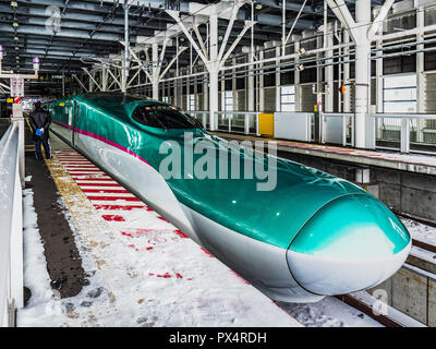 Hokkaido Hayabusa Shinkansen Bullet Train Japan - the Hokkaido Shinkansen arrives in Hokkaido in winter at Shin-Hakodate-Hokuto JR station Stock Photo