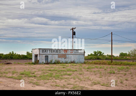 Old abandoned Garage on route 66, Holbrook, Arizona, USA Stock Photo