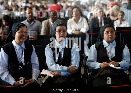 People await Pope Francis who will celebrate the Holy Mass at Palexpo hall in Geneva, on June 21, 2018 during his one-day visit at the invitation of t Stock Photo