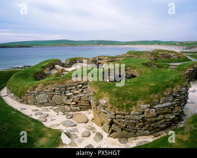 Skara Brae Neolithic settlement, Orkney, Scotland, UK. Lookimng over the the porch of building 8, the workshop, with the Bay of Skail in background. Stock Photo