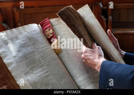 Old bible in French, 1669. Man reading the bible. Stock Photo