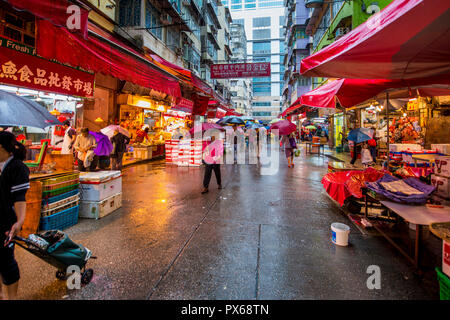 Nelson Street produce market, Mongkok, Kowloon, Hong Kong, China. Stock Photo